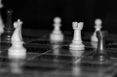 Satranç tahtasında fotoğraflanmış.