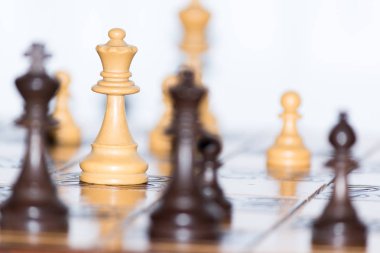 Satranç tahtasında fotoğraflanmış.