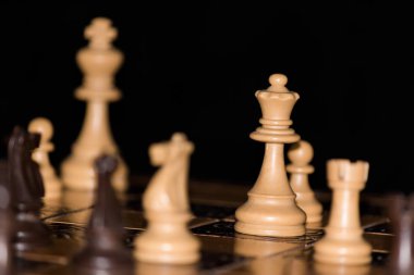 Satranç tahtasında fotoğraflanmış.