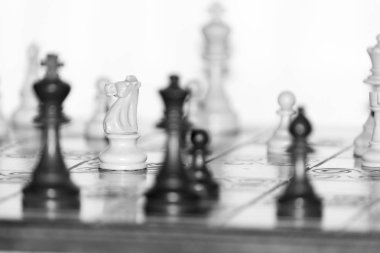 Satranç tahtasında fotoğraflanmış.