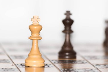 Satranç tahtasında fotoğraflanmış.