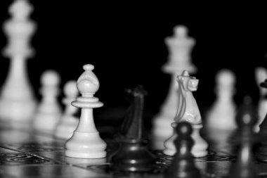 Satranç tahtasında fotoğraflanmış.