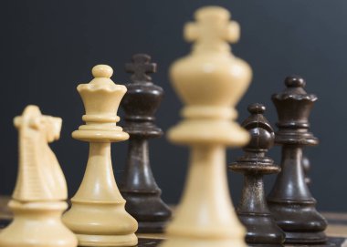 Satranç tahtasında fotoğraflanmış.