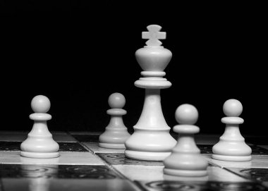 Satranç tahtasında fotoğraflanmış.