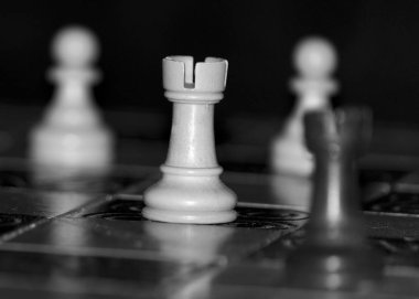 Satranç tahtasında fotoğraflanmış.