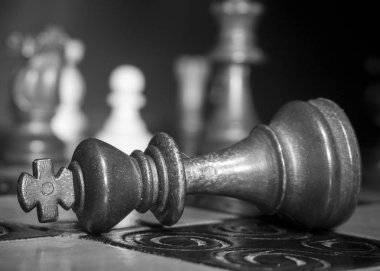 Satranç tahtasında fotoğraflanmış.