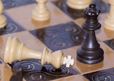 Satranç tahtasında fotoğraflanmış.