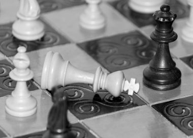 Satranç tahtasında fotoğraflanmış.