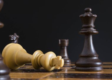 Satranç tahtasında fotoğraflanmış.