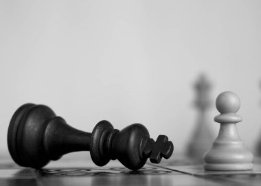 Satranç tahtasında fotoğraflanmış.