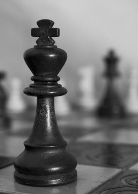 Satranç tahtasında fotoğraflanmış.