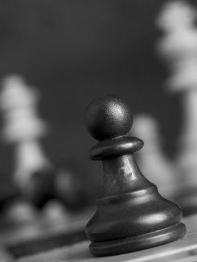 Satranç tahtasında fotoğraflanmış.