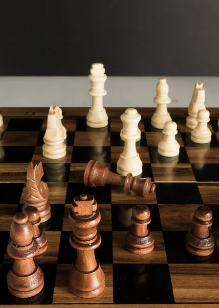 Satranç tahtasında fotoğraflanmış.