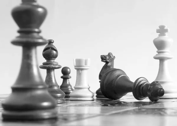 Satranç tahtasında fotoğraflanmış.