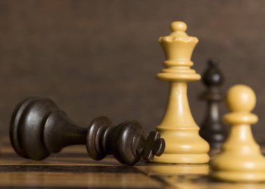 Satranç tahtasında fotoğraflanmış.