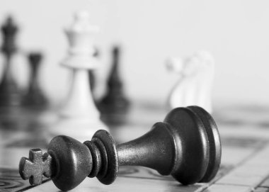 Satranç tahtasında fotoğraflanmış.