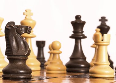 Satranç tahtasında fotoğraflanmış.