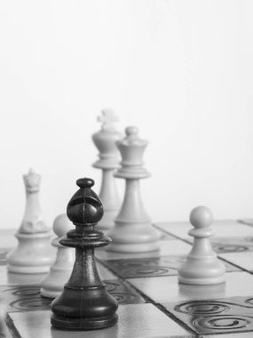 Satranç tahtasında fotoğraflanmış.