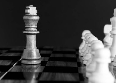 Satranç tahtasında fotoğraflanmış.