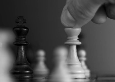 Satranç tahtasında fotoğraflanmış.