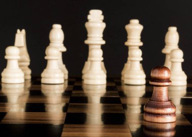 Satranç tahtasında fotoğraflanmış.