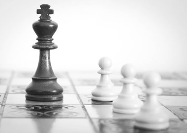 Satranç tahtasında fotoğraflanmış.