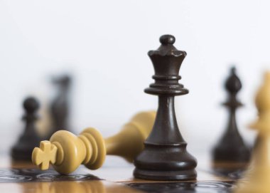 Satranç tahtasında fotoğraflanmış.