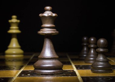 Satranç tahtasında fotoğraflanmış.