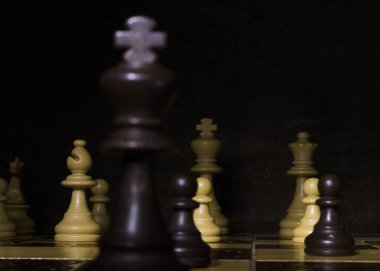 Satranç tahtasında fotoğraflanmış.