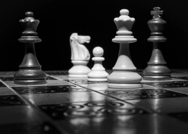 Satranç tahtasında fotoğraflanmış.