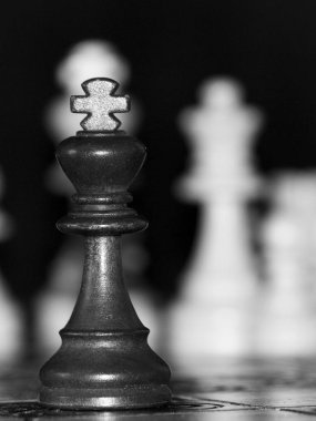 Satranç tahtasında fotoğraflanmış.