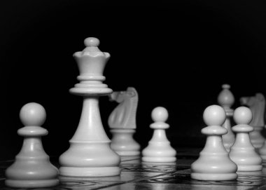 Satranç tahtasında fotoğraflanmış.