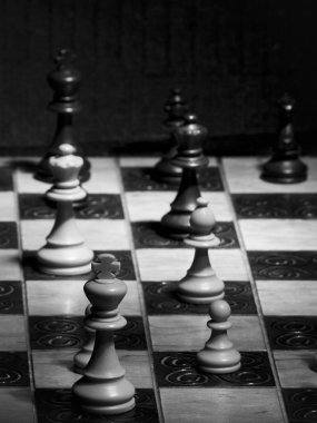 Satranç tahtasında fotoğraflanmış.