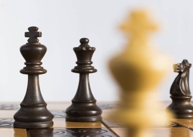 Satranç tahtasında fotoğraflanmış.