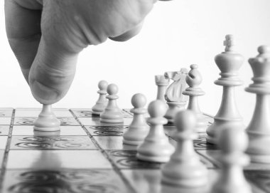 Satranç tahtasında fotoğraflanmış.