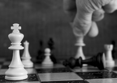 Satranç tahtasında fotoğraflanmış.