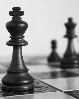 Satranç tahtasında fotoğraflanmış.