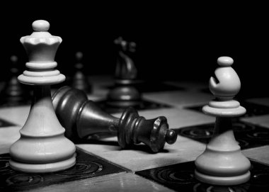 Satranç tahtasında fotoğraflanmış.