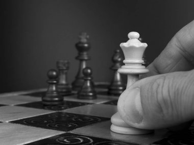 Satranç tahtasında fotoğraflanmış.