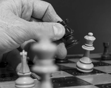 Satranç tahtasında fotoğraflanmış.