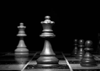 Satranç tahtasında fotoğraflanmış.