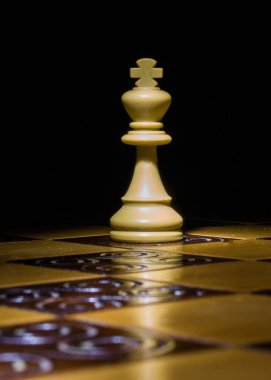 Satranç tahtasında fotoğraflanmış.