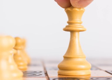 Satranç tahtasında fotoğraflanmış.