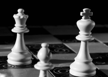 Satranç tahtasında fotoğraflanmış.