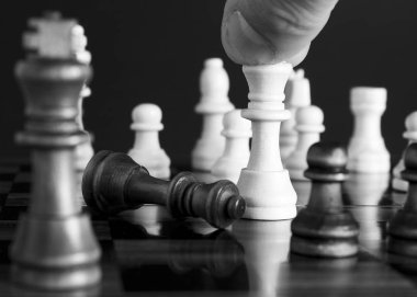 Satranç tahtasında fotoğraflanmış.