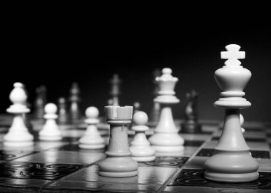 Satranç tahtasında fotoğraflanmış.