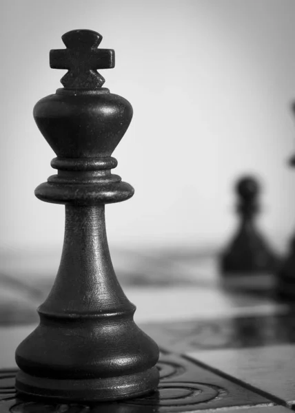 Satranç tahtasında fotoğraflanmış.