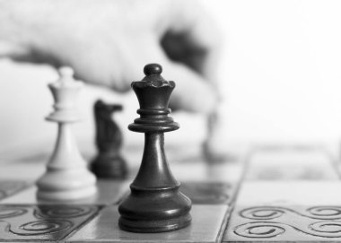 Satranç tahtasında fotoğraflanmış.