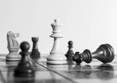 Satranç tahtasında fotoğraflanmış.