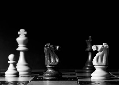 Satranç tahtasında fotoğraflanmış.